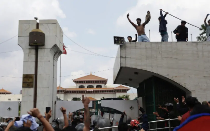 नेपाल की संसद में घुसे युवा प्रदर्शनकारी, सोशल मीडिया पर बैन के खिलाफ कर रहे हैं प्रदर्शन 