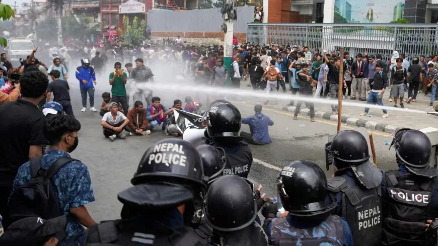 GEN-Z के सामने झुकी नेपाल की ओली सरकार, सोशल मीडिया से वापस लिया बैन