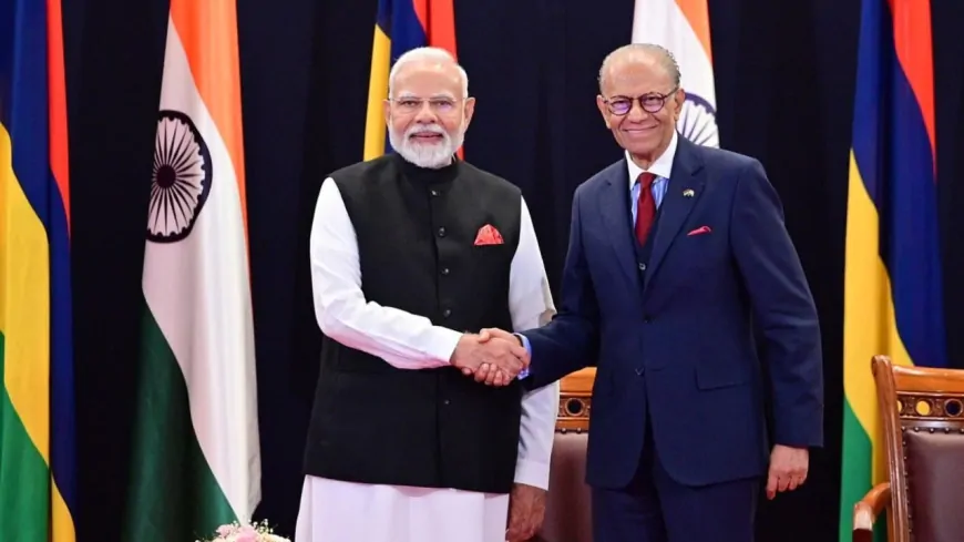 मॉरीशस के PM रामगुलाम वाराणसी पहुंचे , राज्यपाल आनंदीबेन पटेल ने किया स्वागत