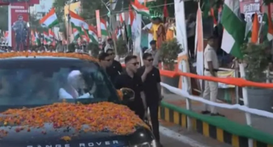 प्रधानमंत्री नरेंद्र मोदी ने वाराणसी में किया रोड शो, मॉरीशस के PM के साथ की द्विपक्षीय वार्ता