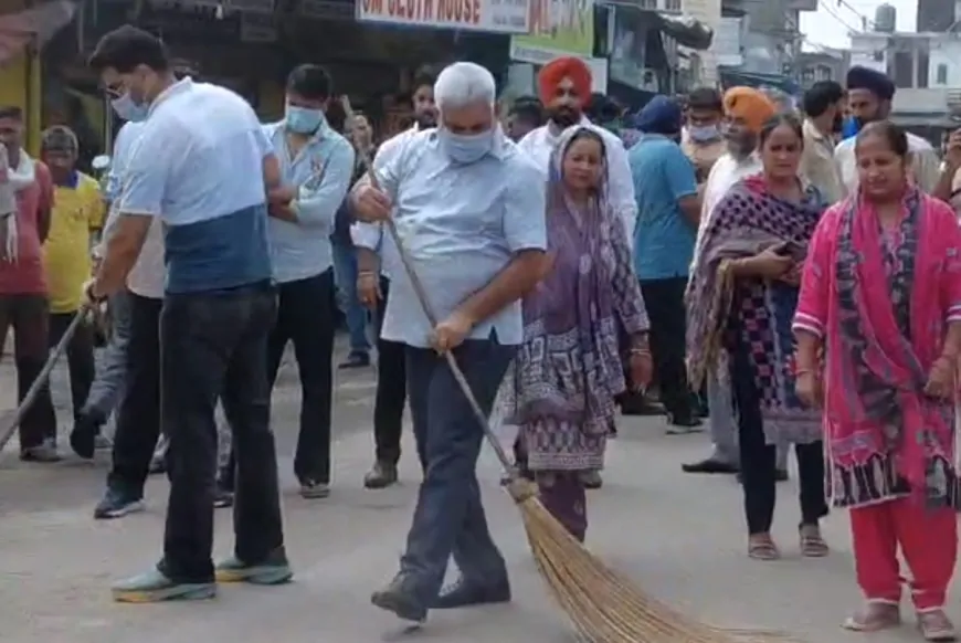 कैबिनेट मंत्री लालचंद कटारूचक ने की बाढ़ प्रभावित इलाकों में सफाई अभियान की शुरुआत 