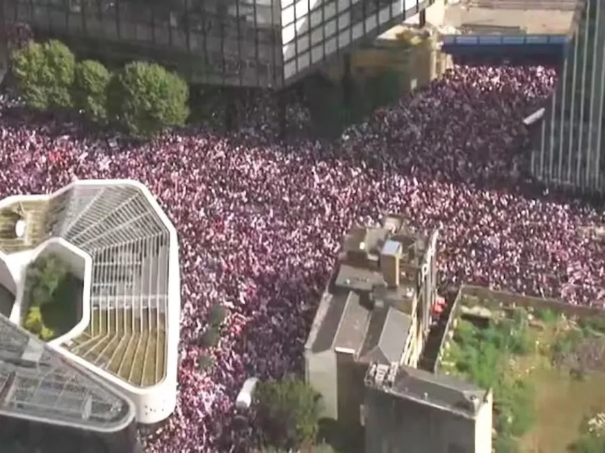 लंदन की सड़कों पर निकली ‘यूनाइट द किंगडम’ रैली, ब्रिटेन के PM कीर स्टार्मर के खिलाफ की नारेबाजी