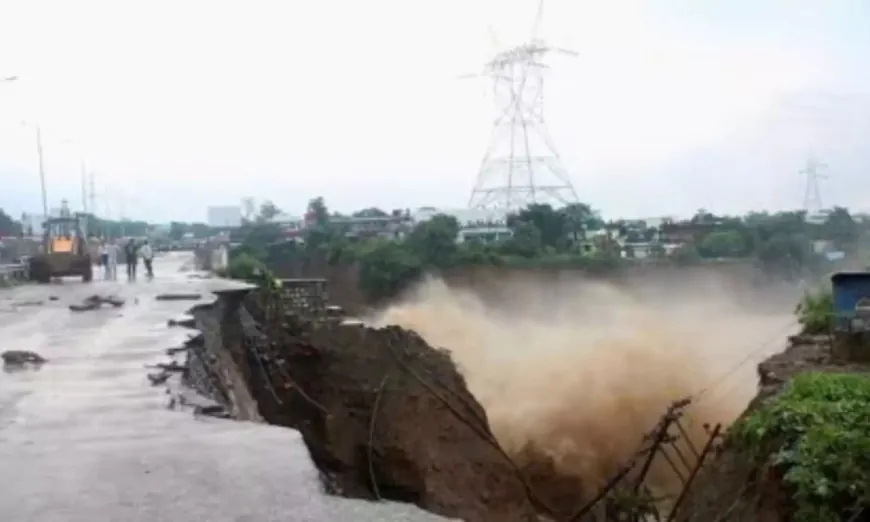 आसमान से बरसी आफत, सहस्त्रधारा में बादल फटने से मची तबाही, कई होटल और दुकानें बही