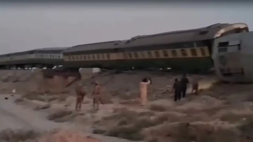 पाकिस्तान की जाफर एक्सप्रेस ट्रेन में धमाका, धमाके के बाद पटरी से उतरी कई बोगियां