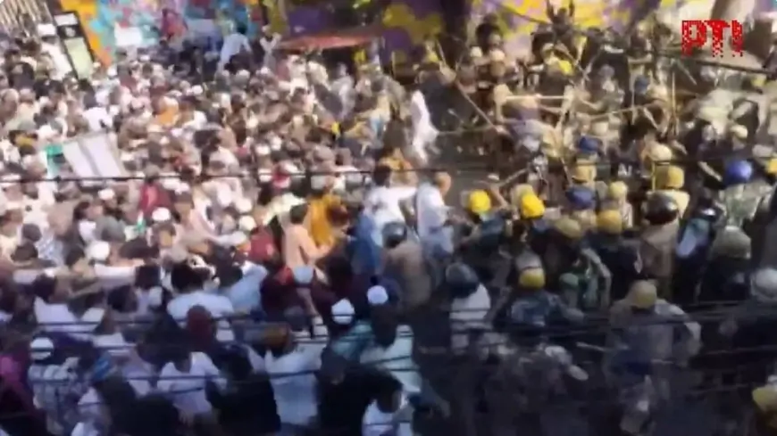 बरेली में जमकर बवाल, जुमे की नमाज के बाद नारेबाजी और लाठीचार्ज