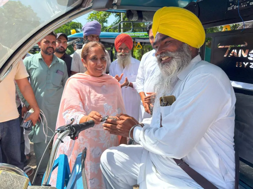 पर्यावरण की सुरक्षा और रोज़गार की ओर बड़ा कदम: मान सरकार ने ज़रूरतमंदों में बांटे ई-रिक्शा