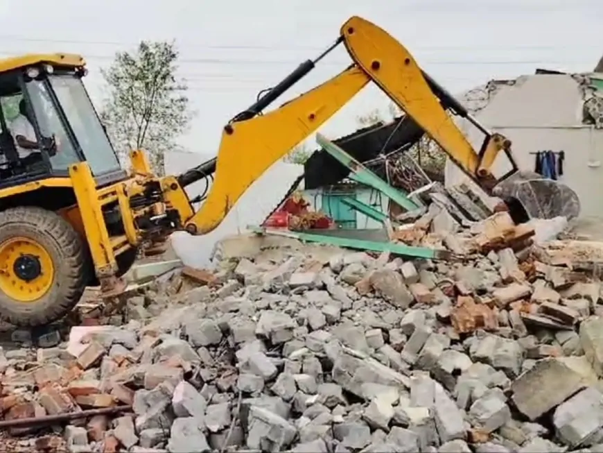 अवैध निर्माण पर चला प्रशासन का बुलडोजर, पद्मश्री ओलंपियन मो. शाहिद के घर पर चला बुलडोजर