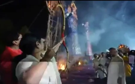 विजयादशमी पर CM रेखा गुप्ता ने किया रावण दहन, पीतमपुरा में दिखा उत्साह