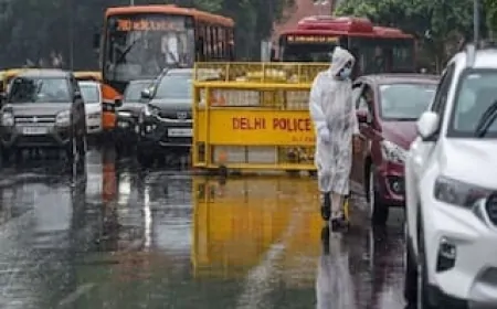 दिल्ली-NCR में झमाझम बारिश, लुढ़का तापमान और IMD ने जारी किया अलर्ट