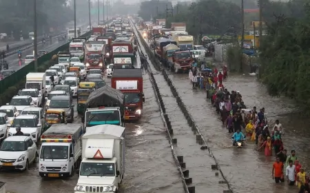 दिल्ली- NCR में झमाझम बारिश, सड़कों पर लगा लंबा ट्रैफिक जाम