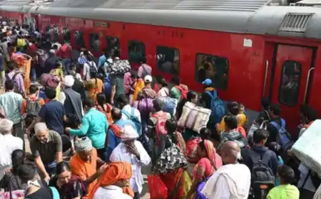 ट्रेन से गिरे तीन यात्री, 2 की मौके पर मौत, छठ पूजा पर मुंबई से जा रहे थे बिहार 