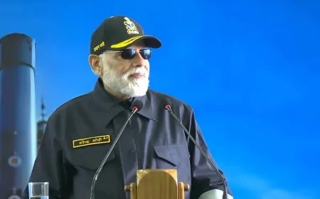 देशभर में हर्षोल्लास के साथ मनाया जा रहा है दीपोत्सव, PM मोदी ने नौसेना के जवानों संग मनाई दिवाली 