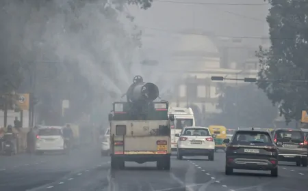 ‘बेहद खराब’ श्रेणी में दिल्ली की वायु गुणवत्ता, प्रदूषण नियंत्रण के लिए पानी का छिड़काव जारी