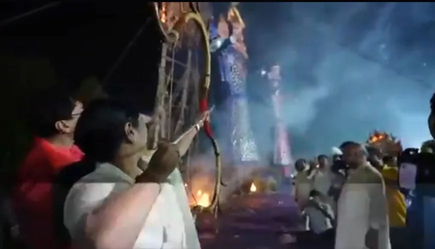 विजयादशमी पर CM रेखा गुप्ता ने किया रावण दहन, पीतमपुरा में दिखा उत्साह