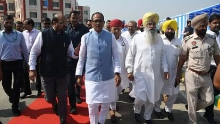 पंजाब में बाढ़ के बाद केंद्रीय कृषि मंत्री शिवराज सिंह चौहान का दूसरा दौरा, लुधियाना में टूटे घरों के लिए सौंपा मुआवजा 