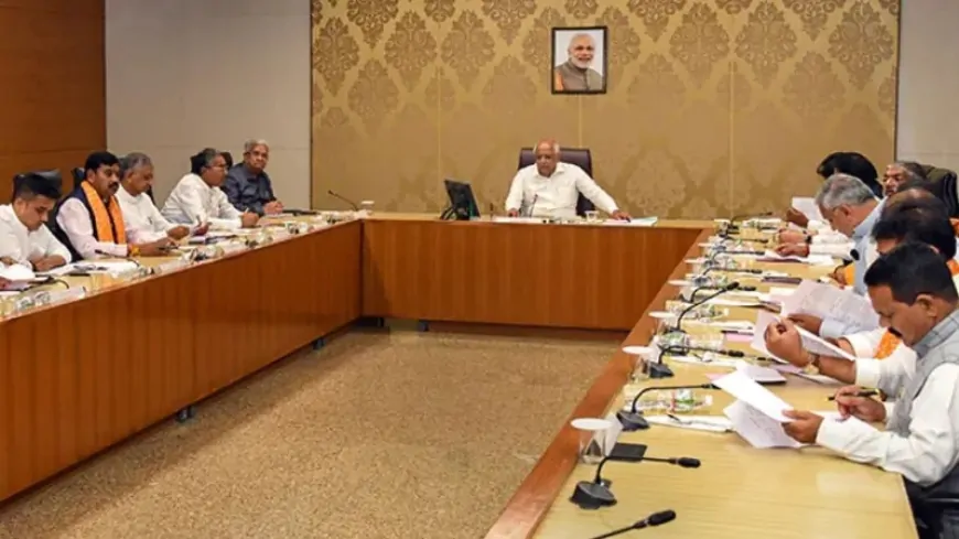 गुजरात में हुआ बड़ा राजनीतिक घटनाक्रम, CM को छोड़ सभी मंत्रियों ने दिया इस्तीफा