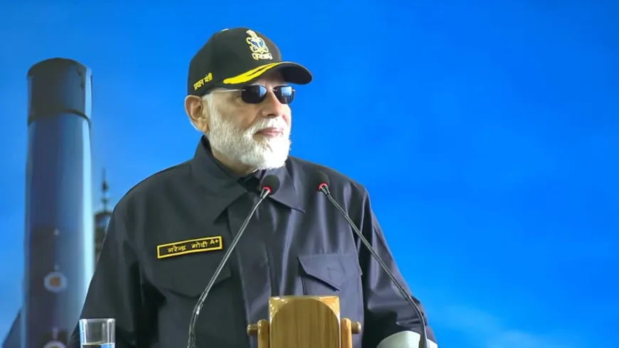 देशभर में हर्षोल्लास के साथ मनाया जा रहा है दीपोत्सव, PM मोदी ने नौसेना के जवानों संग मनाई दिवाली 