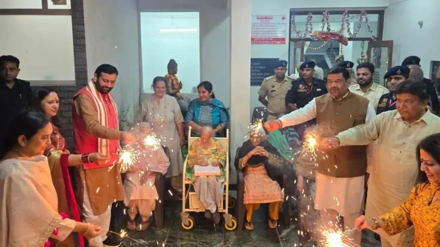 दिवाली के मौके पर लोगों को बीच पहुंचे CM सैनी, लोगों के साथ बांटी दिवाली की खुशियां