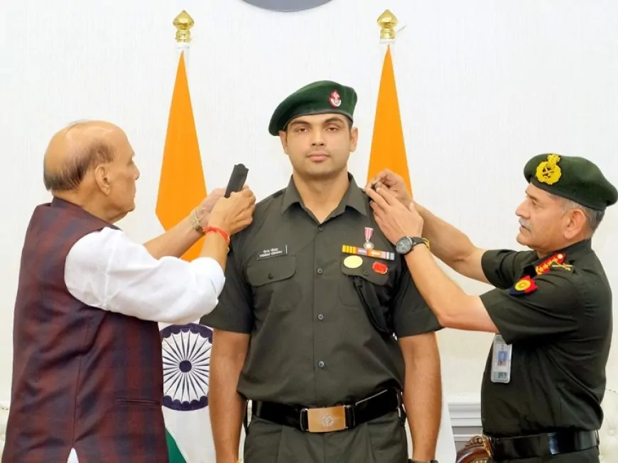 ओलिंपिक गोल्ड मेडलिस्ट नीरज चोपड़ा बने लेफ्टिनेंट कर्नल, रक्षामंत्री राजनाथ सिंह ने दी उपाधि