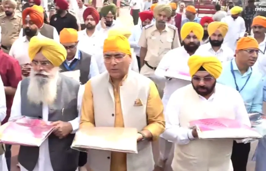 दिल्ली पहुंचे पंजाब के सभी मंत्री और AAP विधायक, गुरुद्वारा श्री शीशगंज साहिब में सभी ने की अरदास