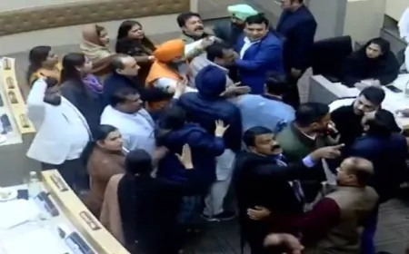 चंडीगढ़ में नगर निगम की बैठक में जोरदार हंगामा, बीजेपी और कांग्रेस के पार्षदों में हुई हाथापाई