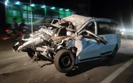 देवा-फतेहपुर मार्ग पर भीषण सड़क हादसा, तेज रफ्तार ट्रक ने कार को मारी टक्कर