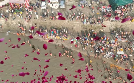 UP में कार्तिक पूर्णिमा और गढ़ गंगा मेला में श्रद्धालुओं पर हेलीकॉप्टर से पुष्पवर्षा