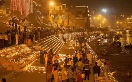 काशी में धूमधाम से मनाई गई देव दीपावली, CM योगी ने नमो घाट पर पहला दिया जलाया