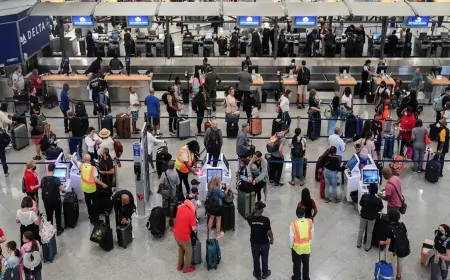 अमेरिका में शटडाउन का भारी असर, न्यूयॉर्क, लॉस एंजिल्स समेत 40 हवाई अड्डों पर उड़ानों में कटौती