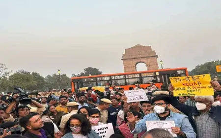 प्रदूषण को लेकर इंडिया गेट पर लोगों का विरोध-प्रदर्शन, पुलिस ने प्रदर्शनकारियों को किया गिरफ्तार