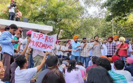 पंजाब यूनिवर्सिटी के बाहर छात्रों का विरोध-प्रदर्शन, यूनिवर्सिटी में भारी पुलिसबल तैनात