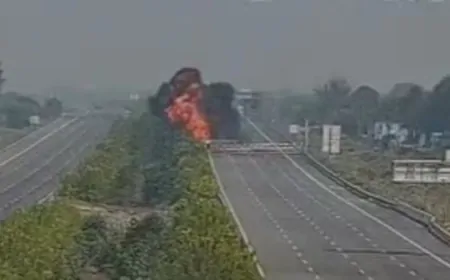दिल्ली-मुंबई एक्सप्रेस-वे पर हादसा, आग का गोला बना कंटेनर