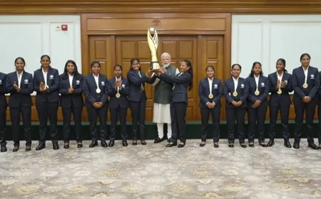 चैंपियन ब्लाइंड महिला टीम से मिले PM मोदी, विजेता टीम को खिलाए लड्डू