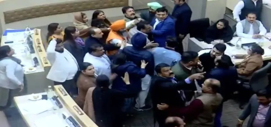 चंडीगढ़ में नगर निगम की बैठक में जोरदार हंगामा, बीजेपी और कांग्रेस के पार्षदों में हुई हाथापाई