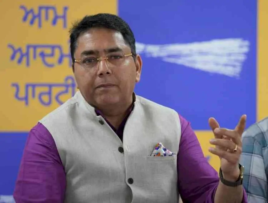 पंजाब कैबिनेट मंत्री अमन अरोड़ा ने बाढ़ पीड़ितों को राहत राशि वितरित की