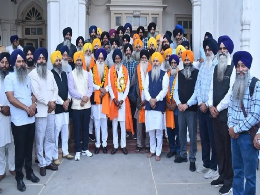 सिख श्रद्धालुओं का जत्था पाकिस्तान के लिए रवाना, अमृतसर SGPC कार्यालय से जत्थे को किया गया रवाना