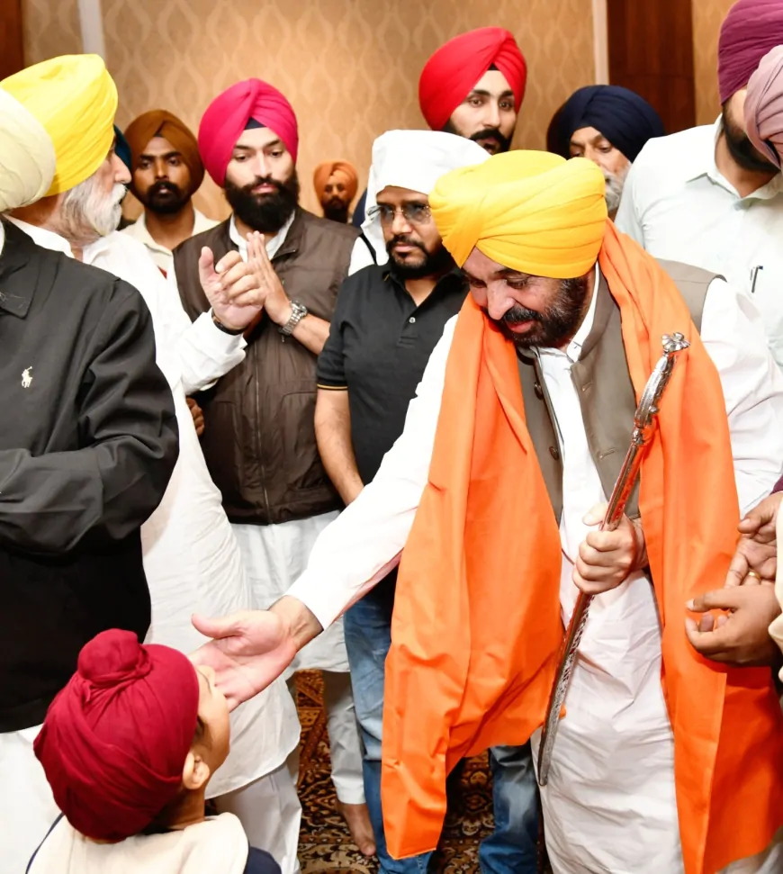 CM मान ने श्री गुरु नानक देव जी के 556वें प्रकाश पर्व पर श्री दरबार साहिब में टेका माथा