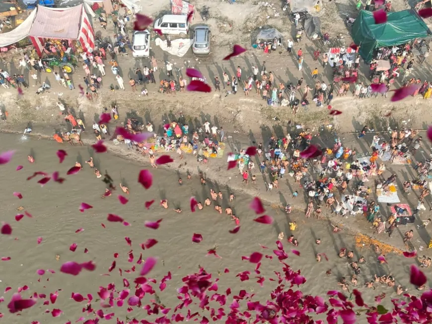 UP में कार्तिक पूर्णिमा और गढ़ गंगा मेला में श्रद्धालुओं पर हेलीकॉप्टर से पुष्पवर्षा