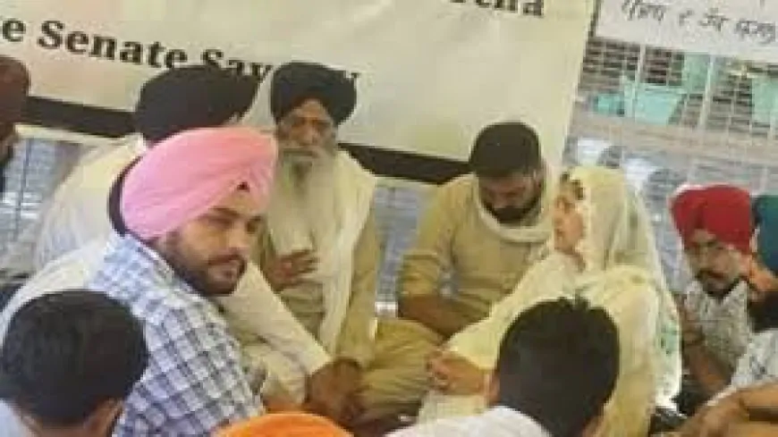 PU छात्रों का विरोध-प्रदर्शन जारी, SGPC अध्यक्ष हरजिंदर सिंह ने छात्रों से की मुलाकात