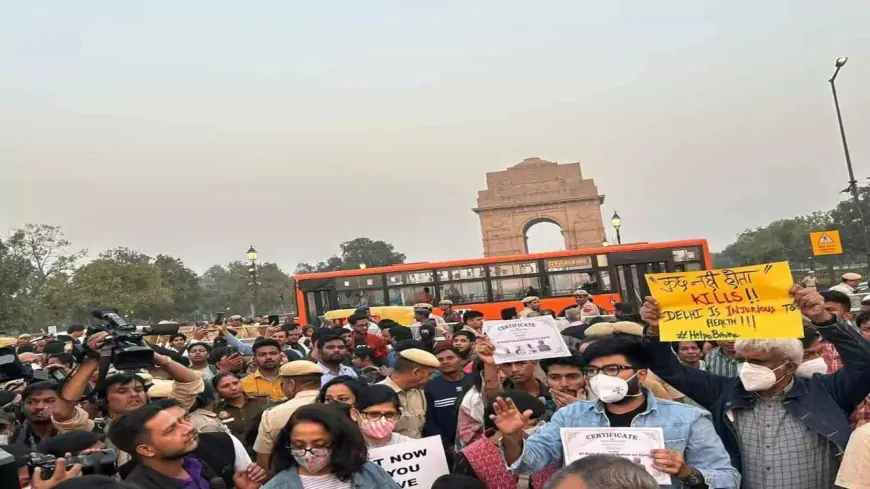 प्रदूषण को लेकर इंडिया गेट पर लोगों का विरोध-प्रदर्शन, पुलिस ने प्रदर्शनकारियों को किया गिरफ्तार