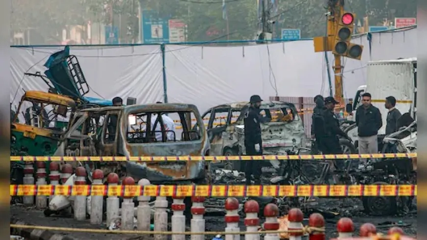 दिल्ली कार धमाका आत्मघाती हमला नहीं था, घबराहट में विस्फोट किया-सूत्र