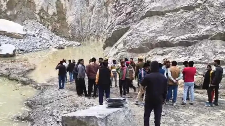 सोनभद्र में धंसी खदान, 2 लोगों की मौत, बढ़ सकता है मौत का आंकड़ा