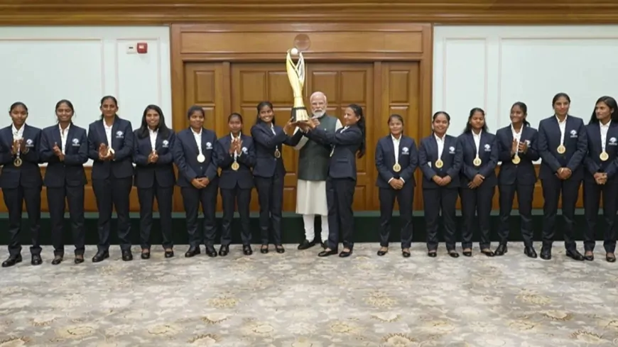 चैंपियन ब्लाइंड महिला टीम से मिले PM मोदी, विजेता टीम को खिलाए लड्डू