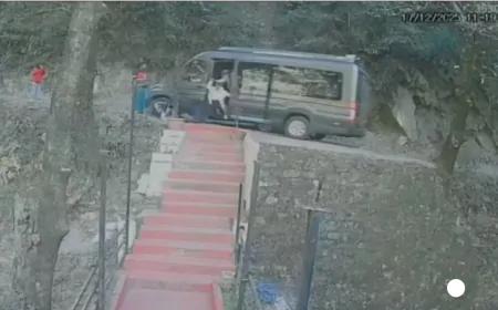 Himachal : डलहौजी में टला बड़ा हादसा, पीछे की ओर लुढ़का ट्रेवलर वाहन, बाल-बाल बची पर्यटकों की जान