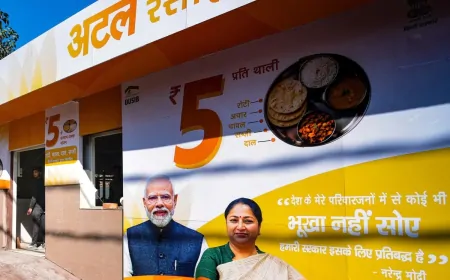दिल्ली सरकार ने की अटल कैंटीन की शुरुआत, 5 रुपये में जरूरतमंदों को मिलेगा भरपेट भोजन