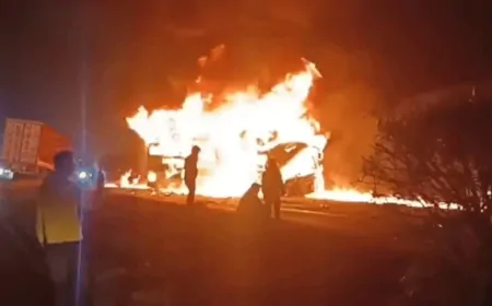 Karnataka: चित्रदुर्ग में भीषण सड़क हादसा, स्लीपर बस–ट्रक टक्कर के बाद लगी आग, 12 से ज्यादा लोगों की मौत