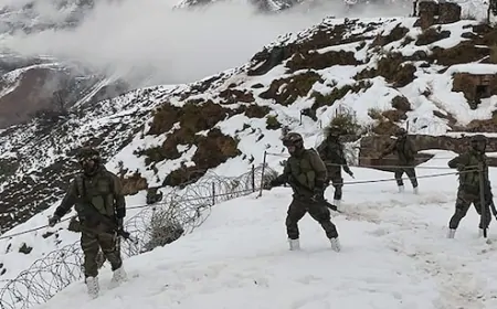 Jammu-Kashmir : सेना ने बर्फीले और दुर्गम इलाकों में बढ़ाई गश्त, 30-35 पाकिस्तानी आतंकियों की तलाश