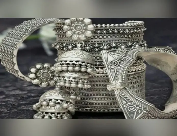 Silver Price Update : लगातार चढ़ाई के बाद चांदी गिरी धड़ाम, घंटे भर में 21000 रु. टूटा भाव