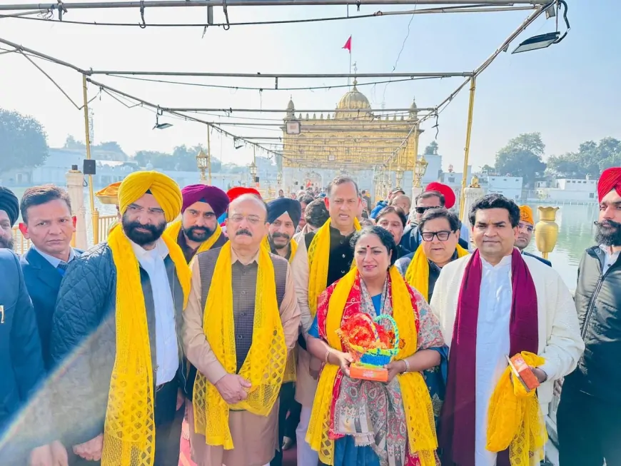 Punjab : दिल्ली CM रेखा गुप्ता ने कैबिनेट मंत्रियों के साथ श्री हरमंदिर साहिब में टेका माथा 