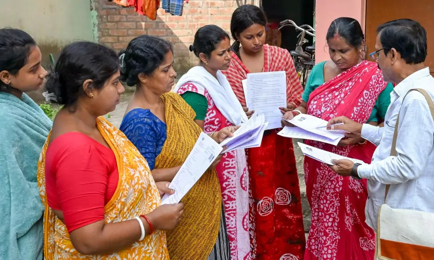 SIR मुद्दे पर सुप्रीम कोर्ट का चुनाव आयोग को नोटिस, कहा - "डर के साए में काम नहीं कर सकते BLO"